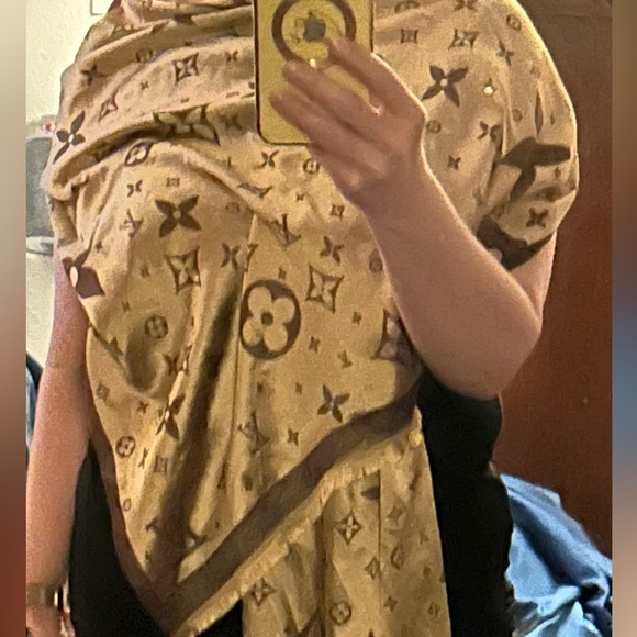 Authentic Louis Vuitton silk scarf. Beautifuliful! - Picture 14 of 15